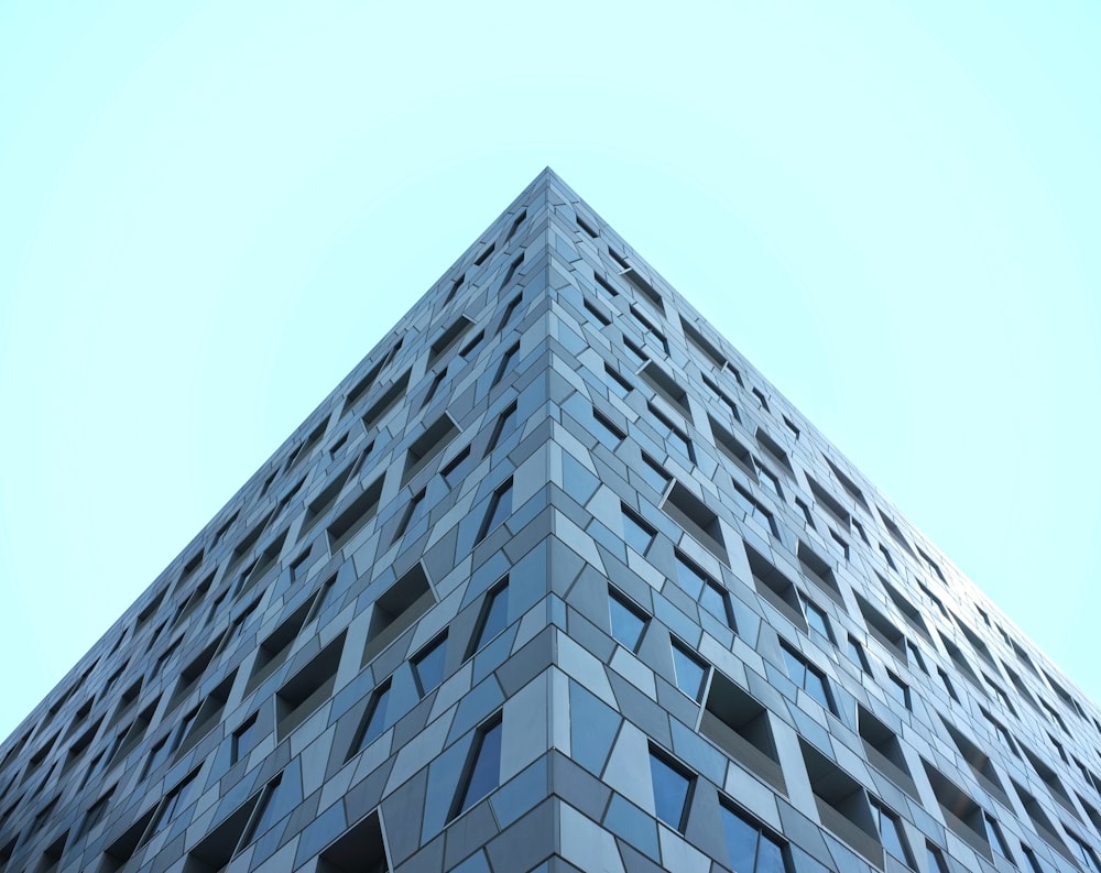 푸른 하늘 아래 회색 콘크리트 건물