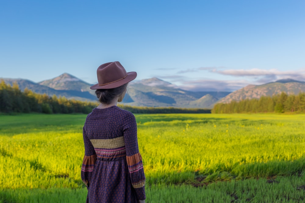 Mulher em pé perto do campo de arroz