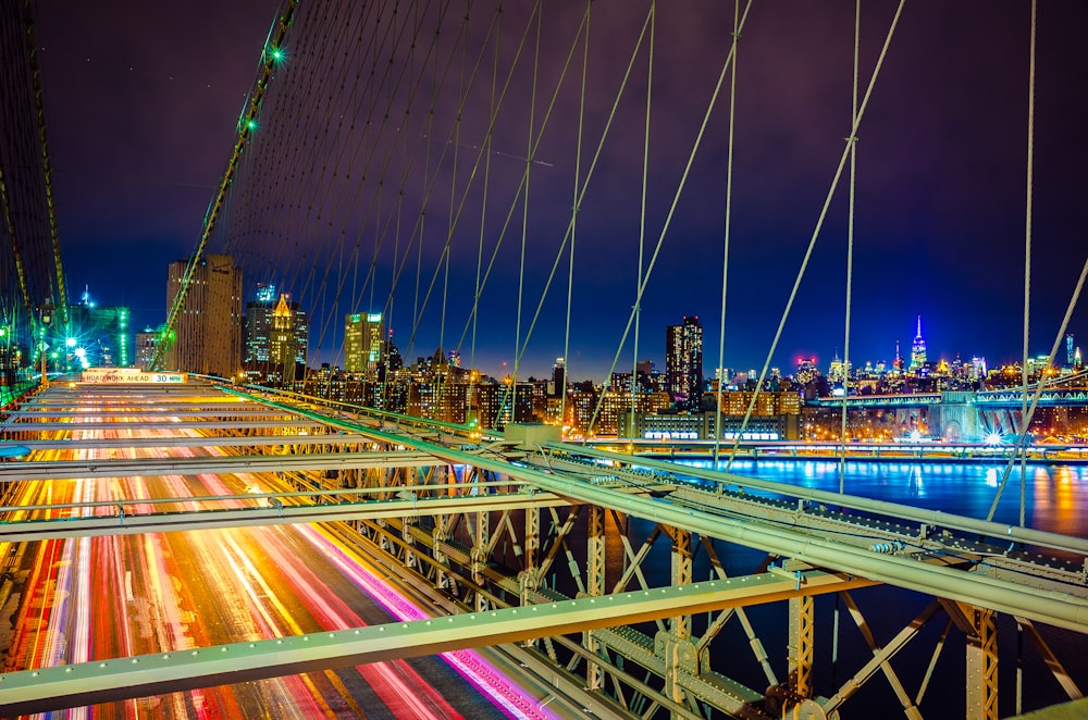 Fotografía de paisaje de un puente cerca de la ciudad