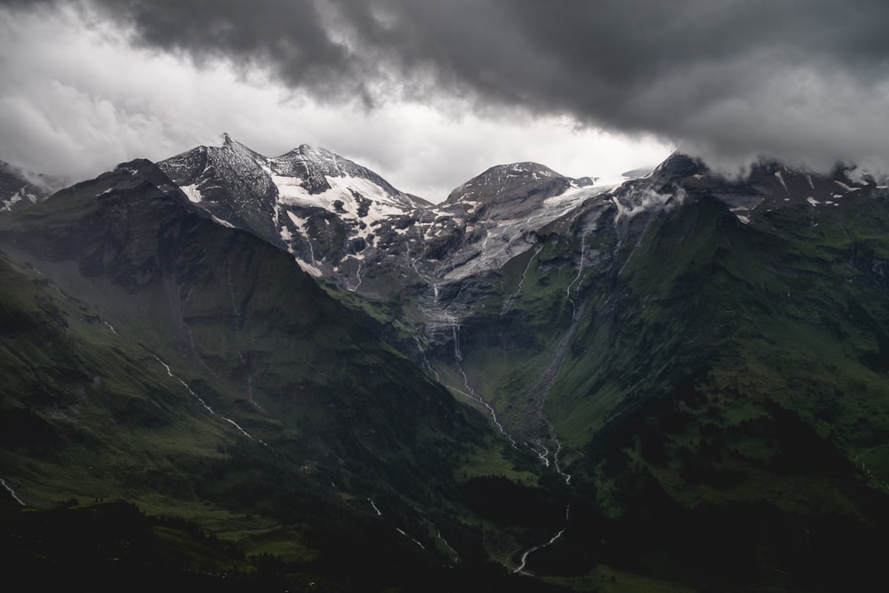 Montanha cinzenta coberta de neve