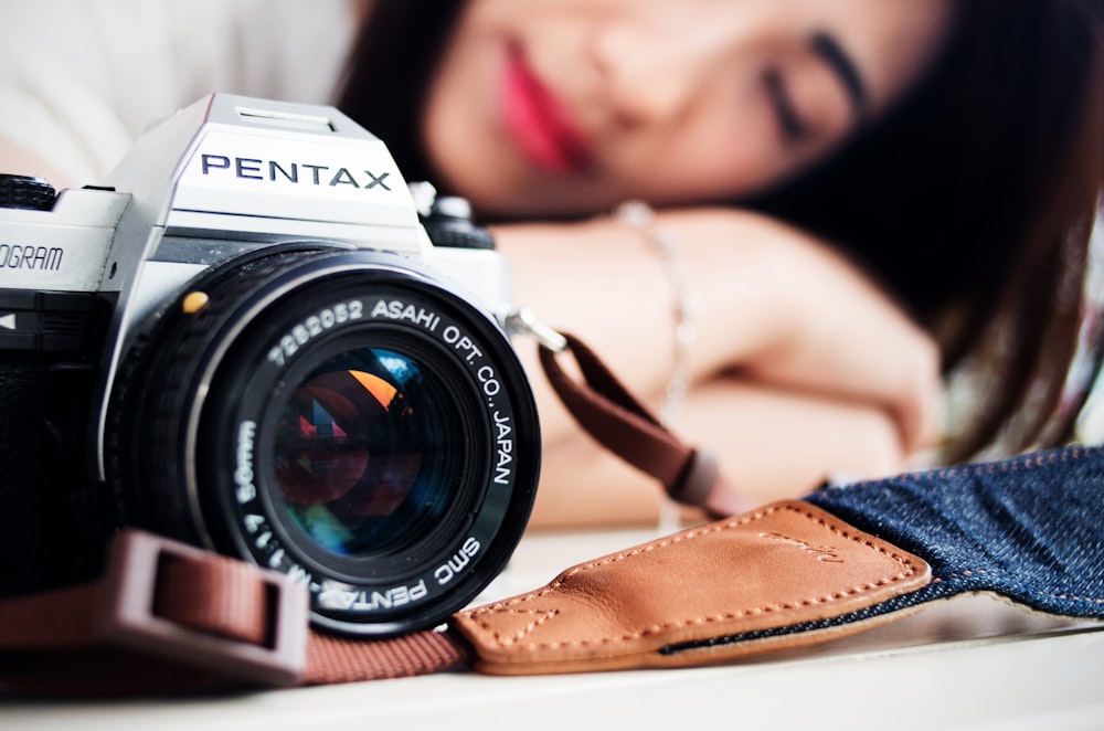 graue Pentax-Kamera mit selektivem Fokus Fotografie