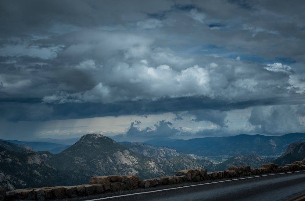 montañas rocosas grises bajo el cielo nublado durante el día