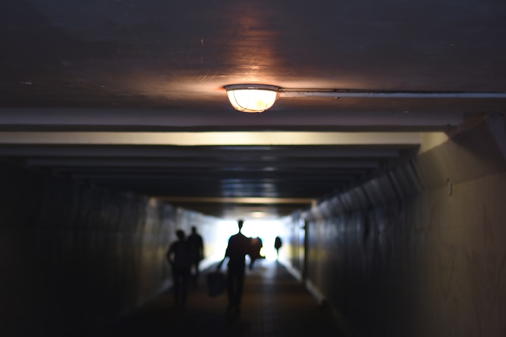 persone che camminano all'interno del tunnel