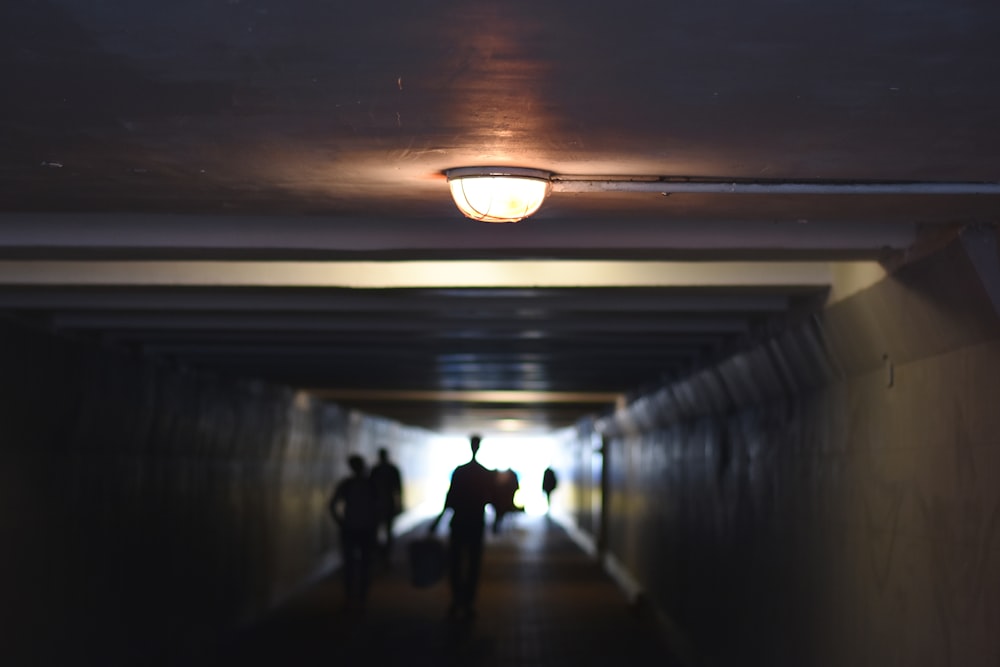 Personas caminando dentro del túnel