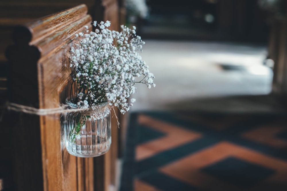 fleur à pétales blancs sur vase en verre