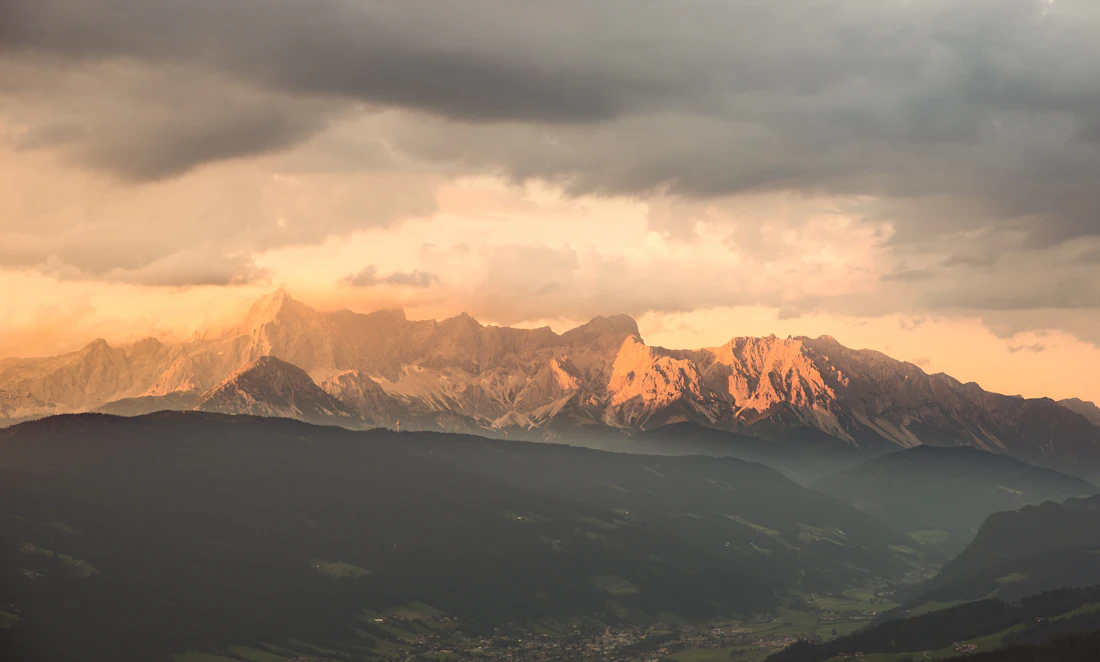Wolken boven een bergdal bij Flachau