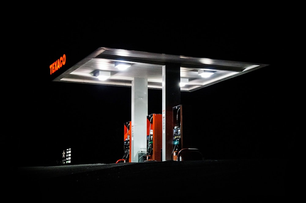 Gasolinera Texaco por la noche