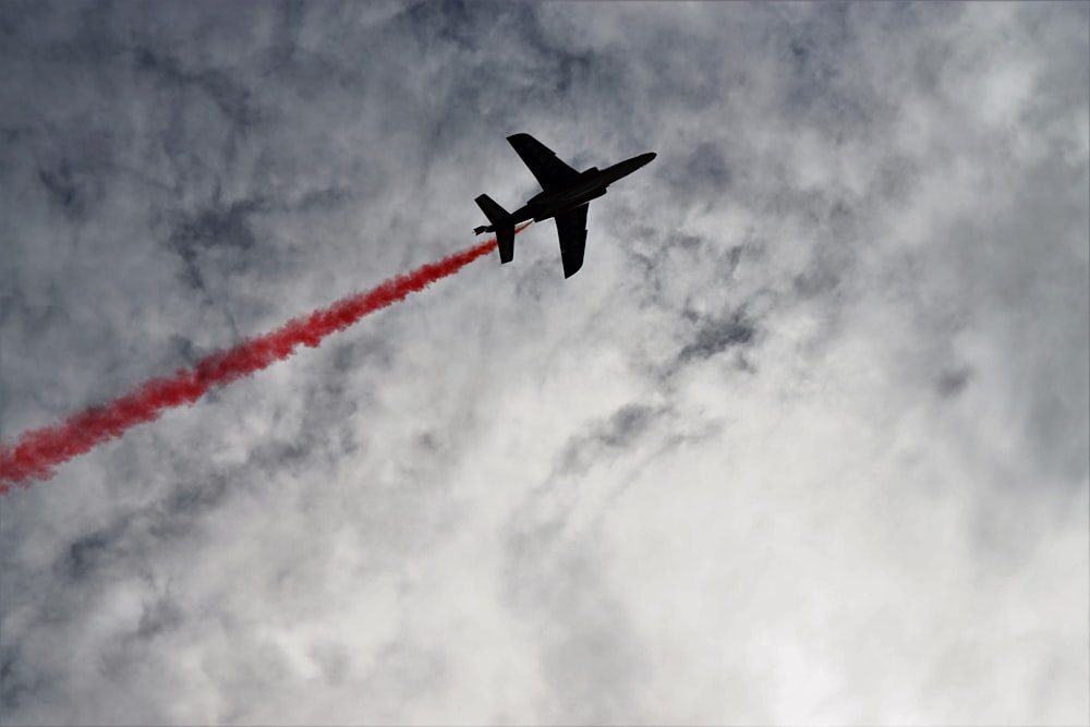 Avión de combate en el cielo