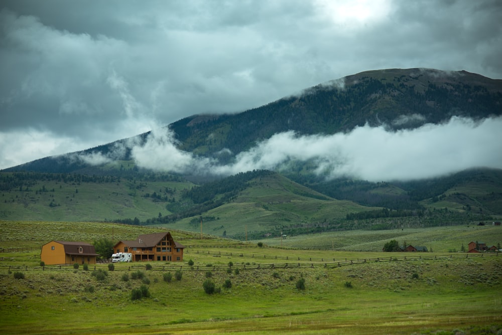 Casas perto da montanha durante o dia