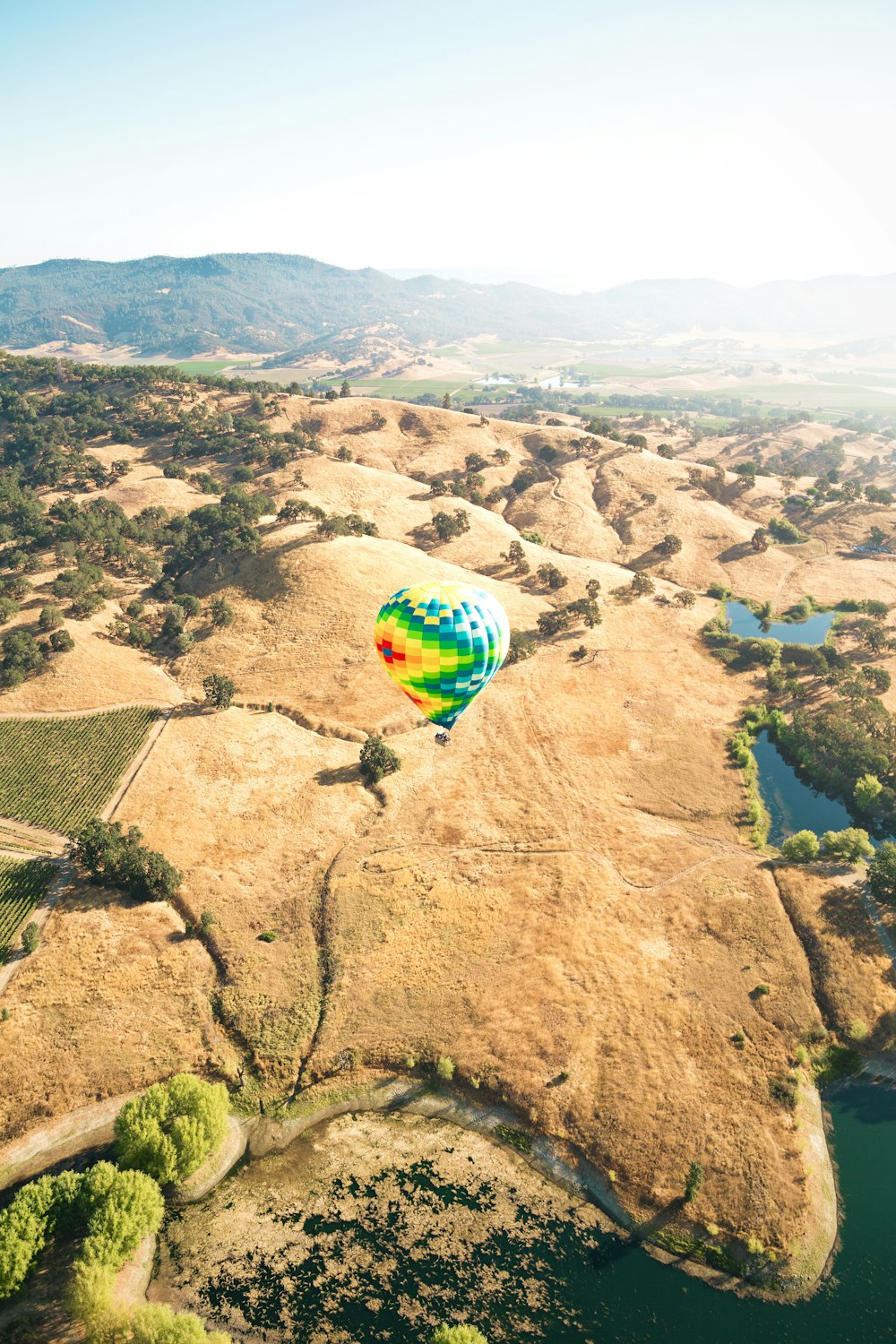 voando balão de ar quente verde durante o dia