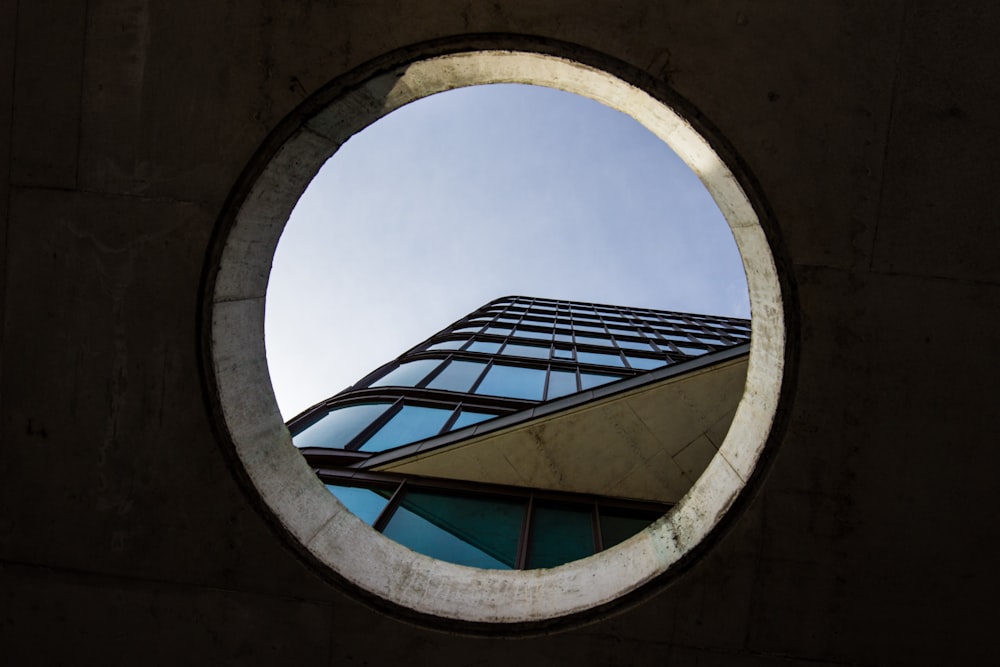 Photographie en contre-plongée d’un immeuble de grande hauteur