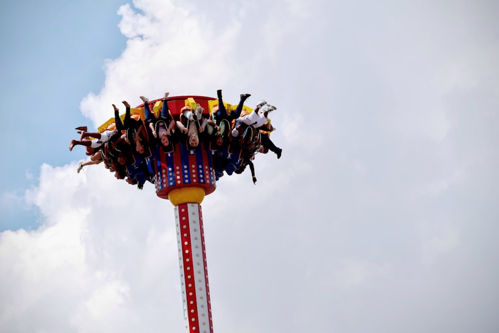 gente montando en el parque de atracciones