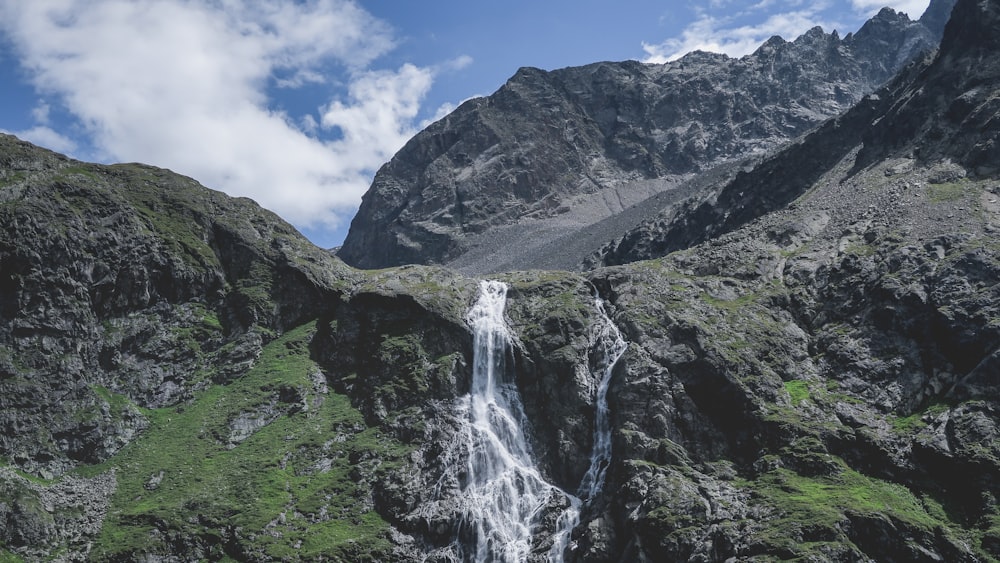 Foto de cascadas durante el día