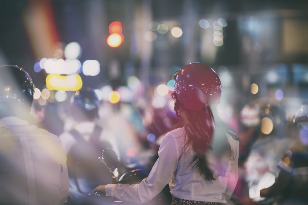 男性の横の女性乗車バイク