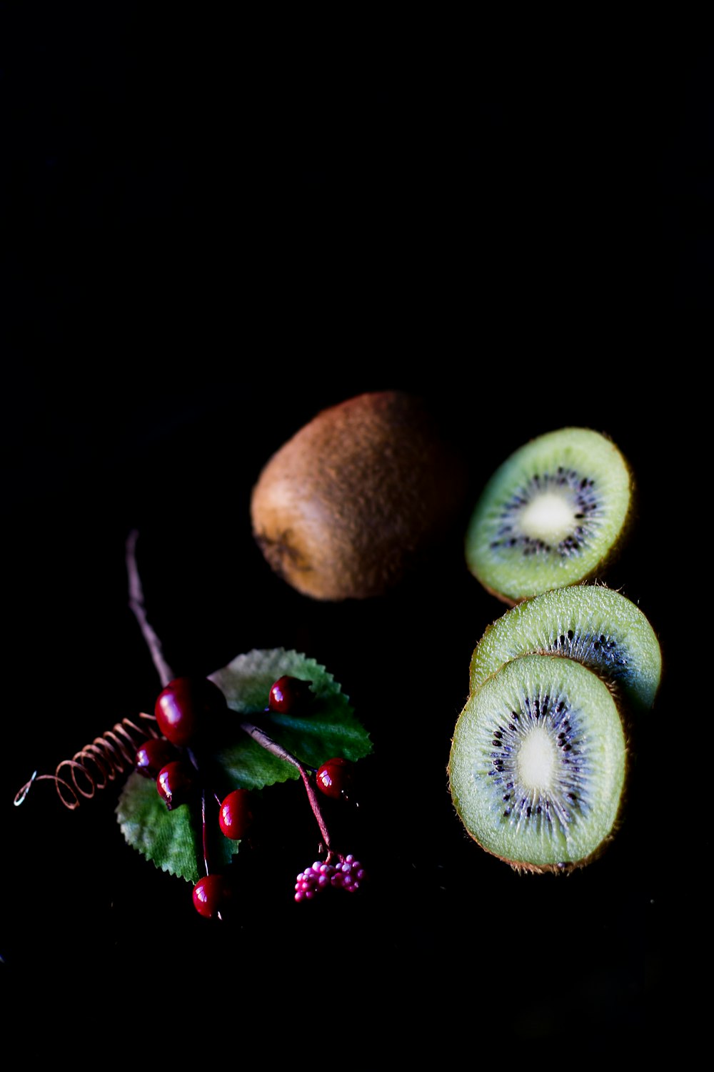 sliced kiwi fruits