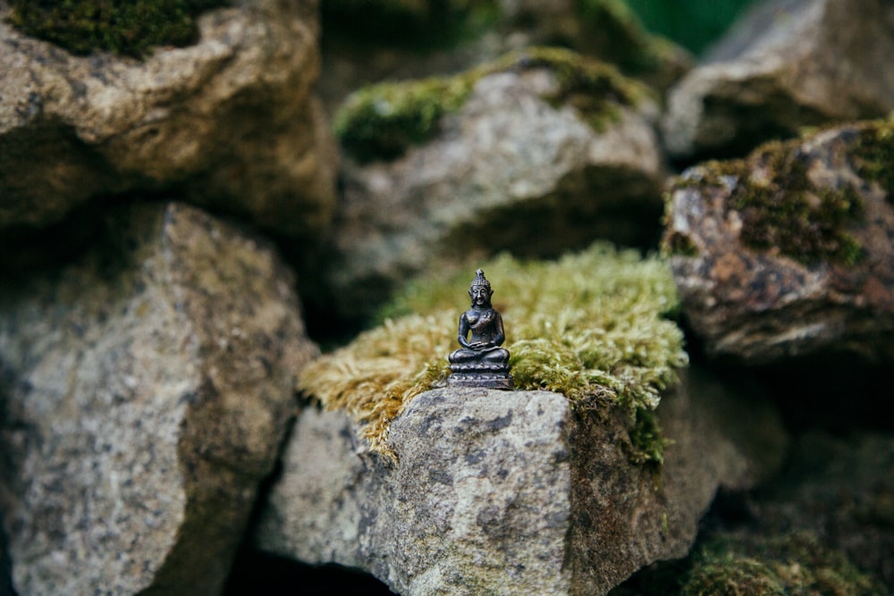 石に茶色の仏陀のミニチュア