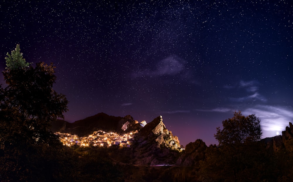 Montanha marrom durante a noite