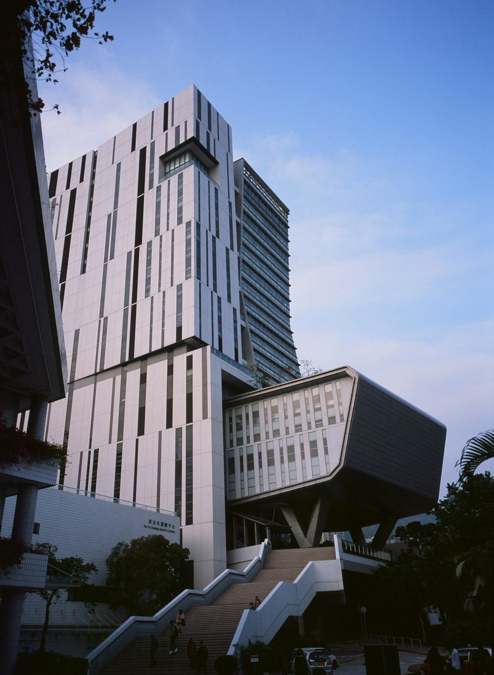 pessoas andando em escadas perto de edifícios