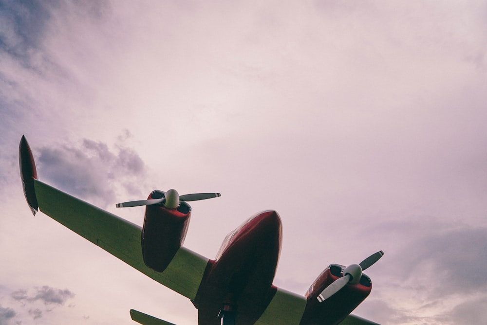 Low-Angle-Foto eines Flugzeugs