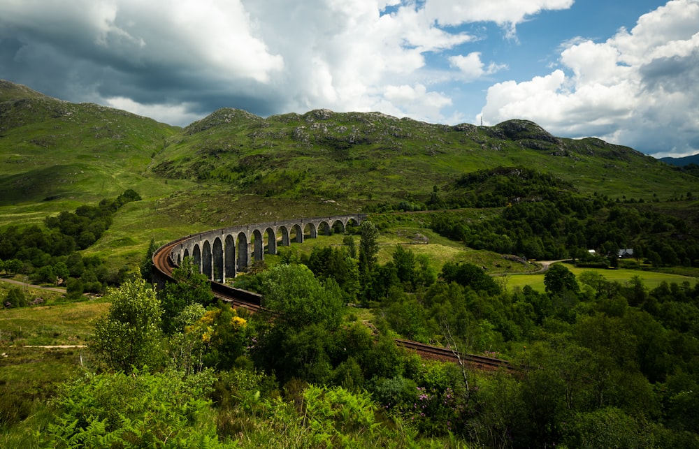 Graue und braune Eisenbahn in der Nähe von Green Green Moutain