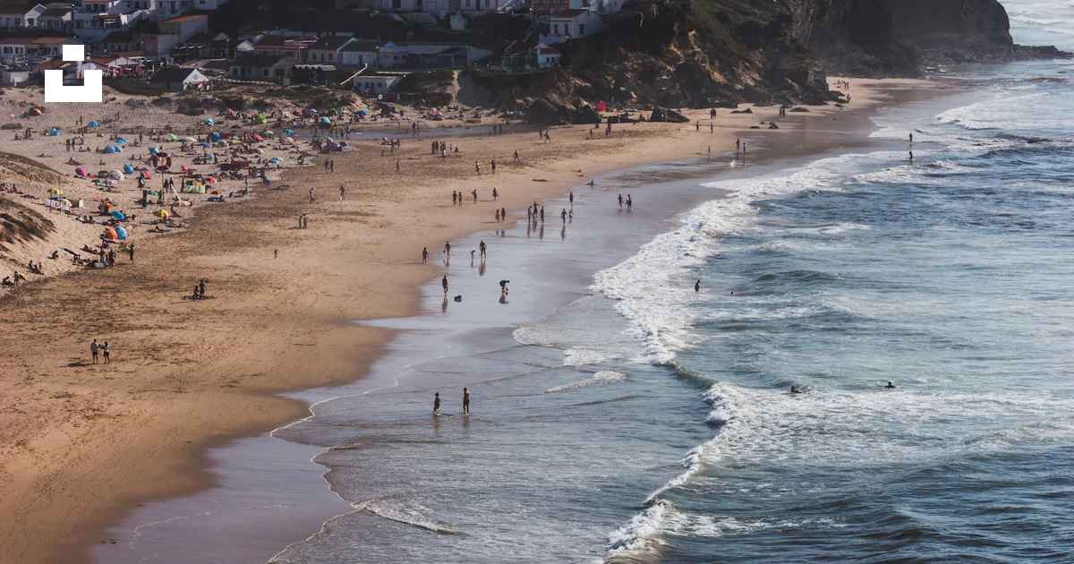 Groupe de personnes marchant sur le rivage à côté d’un plan d’eau photo ...