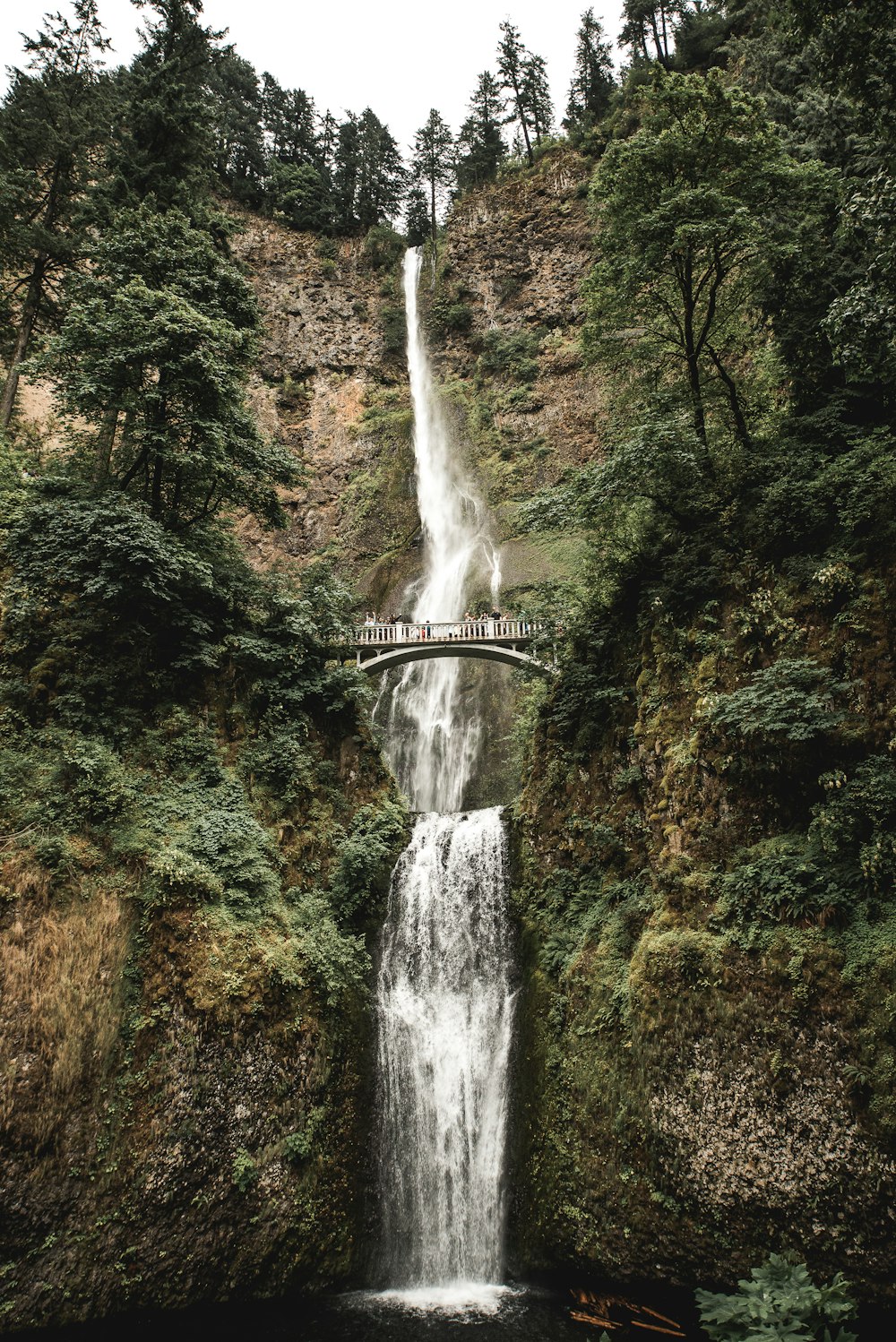 Graue Brücke mitten im Wasserfall