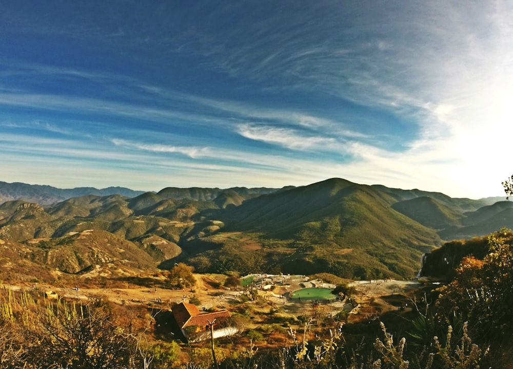 Casas ao lado de montanhas verdes