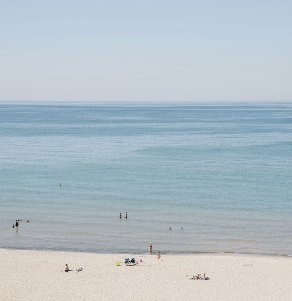 Menschen am Strand während des Tages