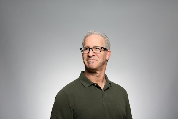 Portrait of caucasian adult male. Smiling and happy expression. Studio photo.by Foto Sushi