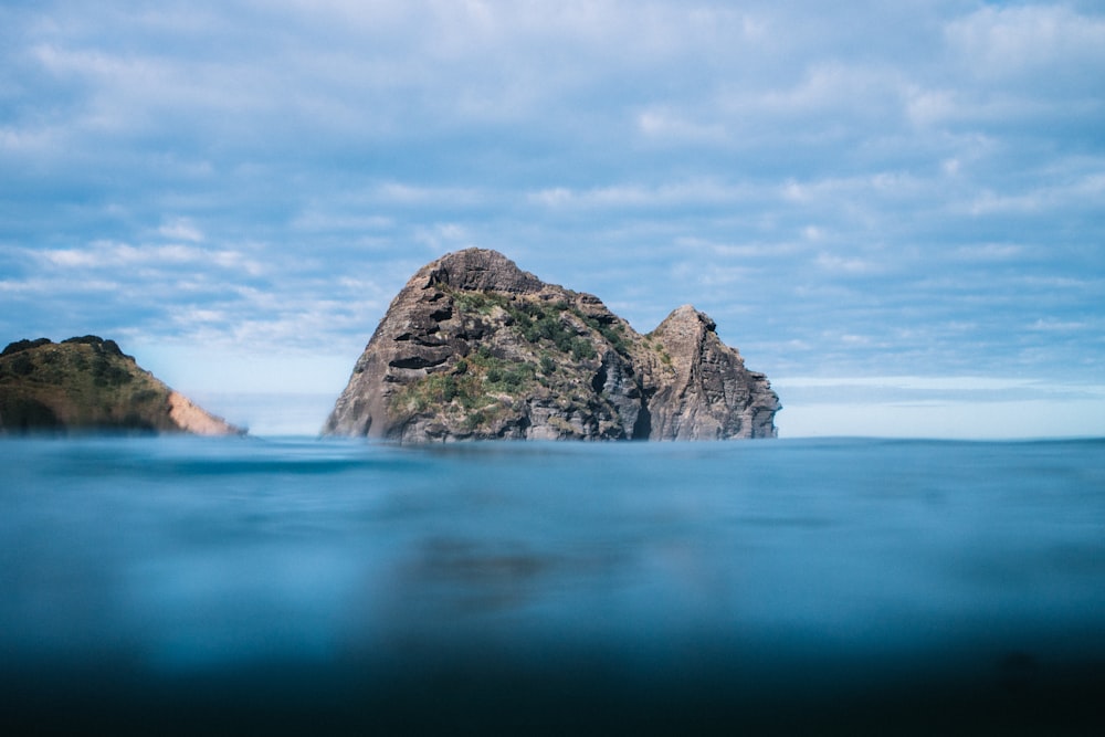 Formación de rocas marrones en el agua