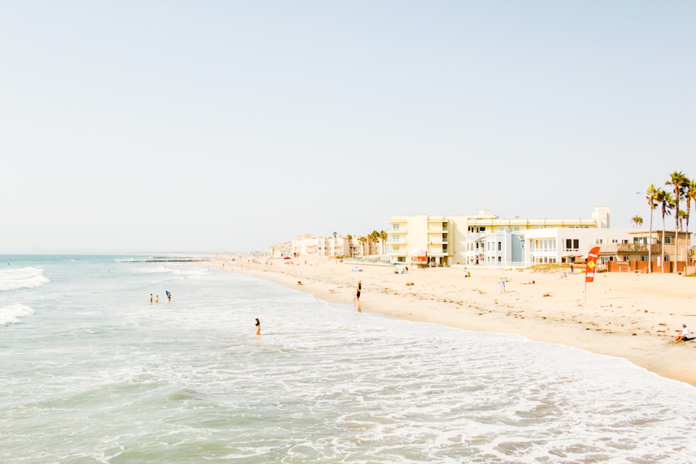 Plage près de l’immeuble pendant la journée