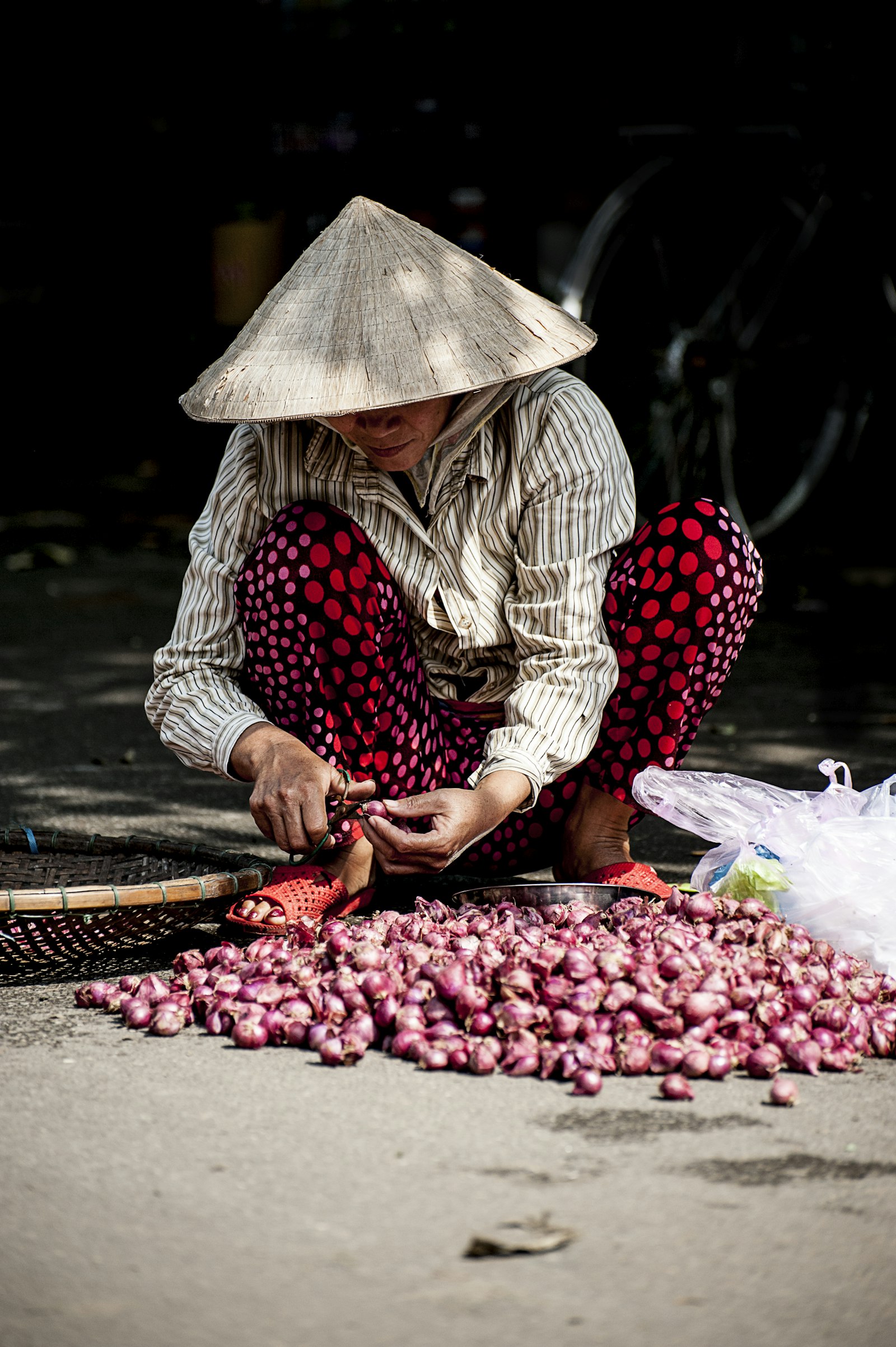 Nikon D700 + Nikon AF-S Nikkor 70-300mm F4.5-5.6G VR sample photo. Person slicing onions photography