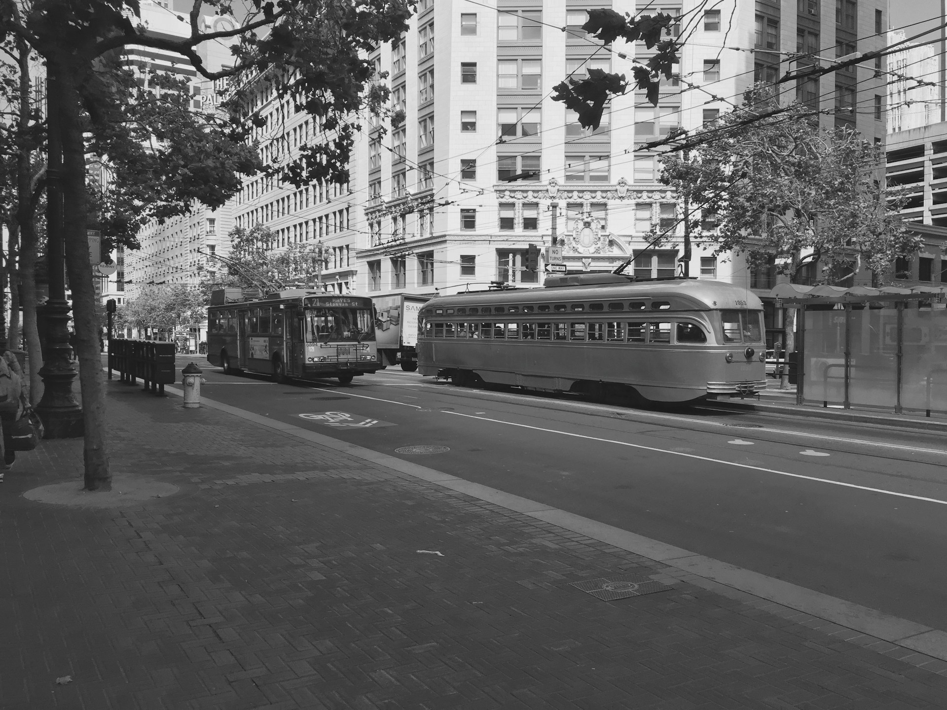 gray computer monitor