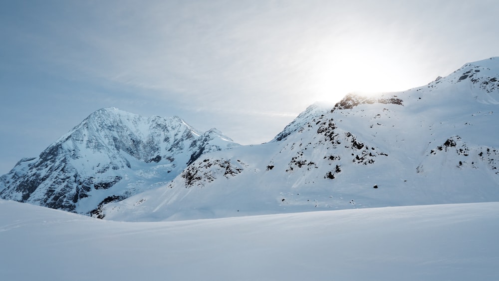 Chaîne de montagnes avec de la neige et un ciel nuageux