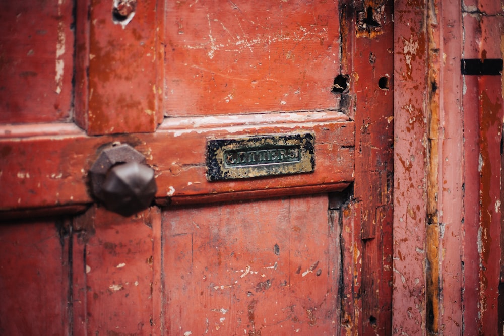 赤い木製のドア