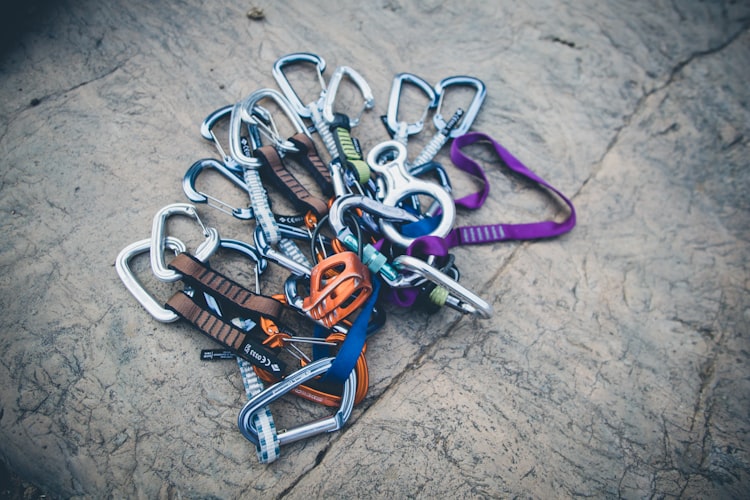 rock climbing gear - Belay Device & Carabiners