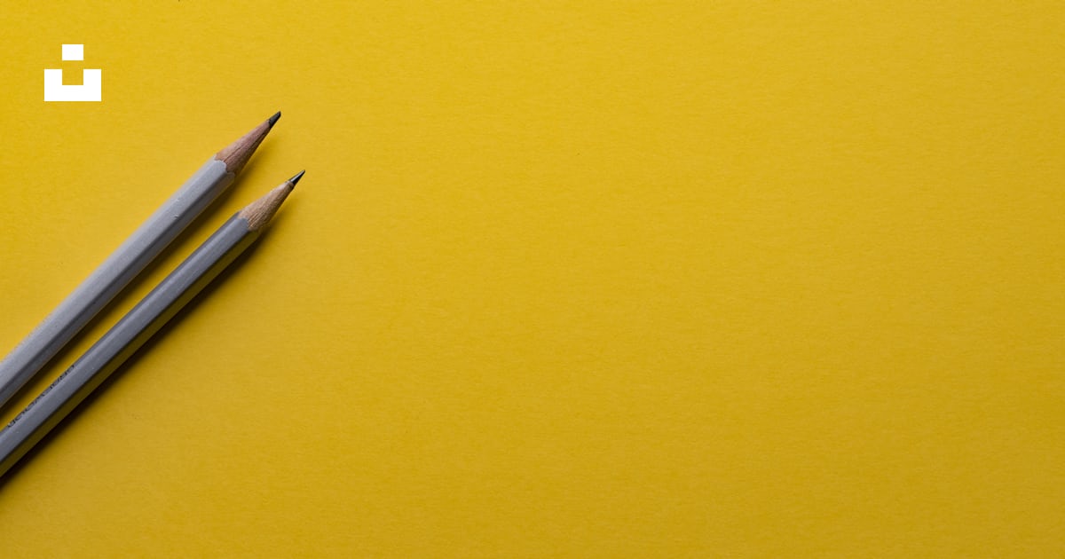 Foto zum Thema Zwei graue Bleistifte auf gelber Oberfläche