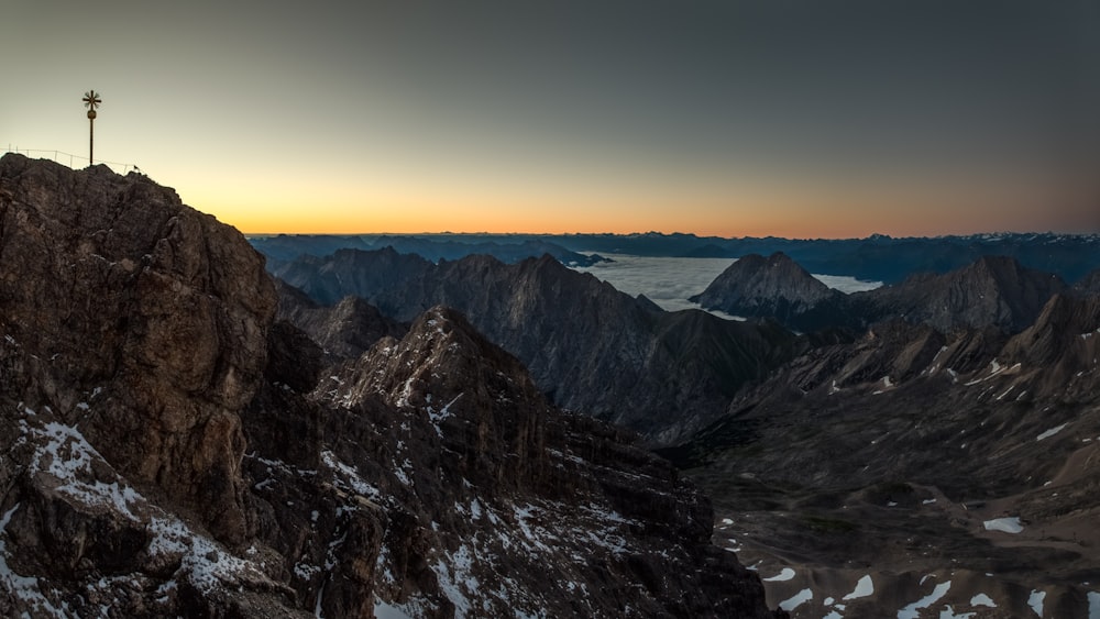 Montagna rocciosa sotto il cielo blu durante il giorno