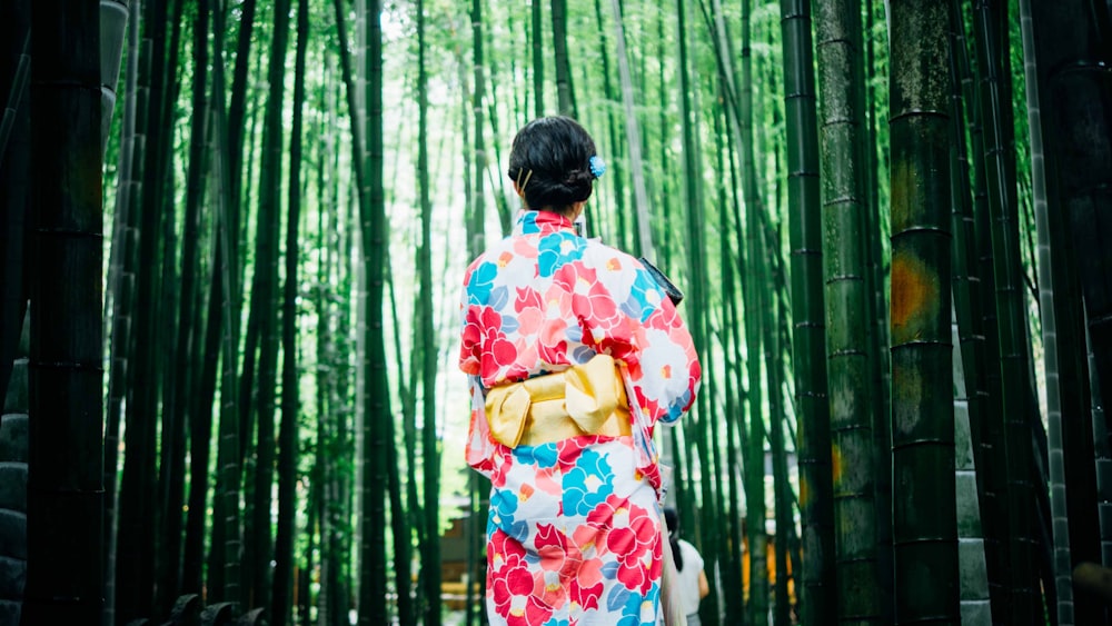 femme debout devant les arbres