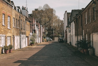 Cozy homes and tree-lined streets in Vila Formosa on a sunny day.