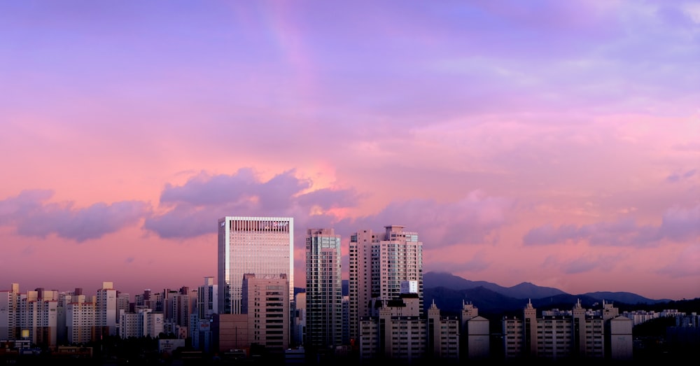 Edificios de la ciudad bajo el cielo nublado