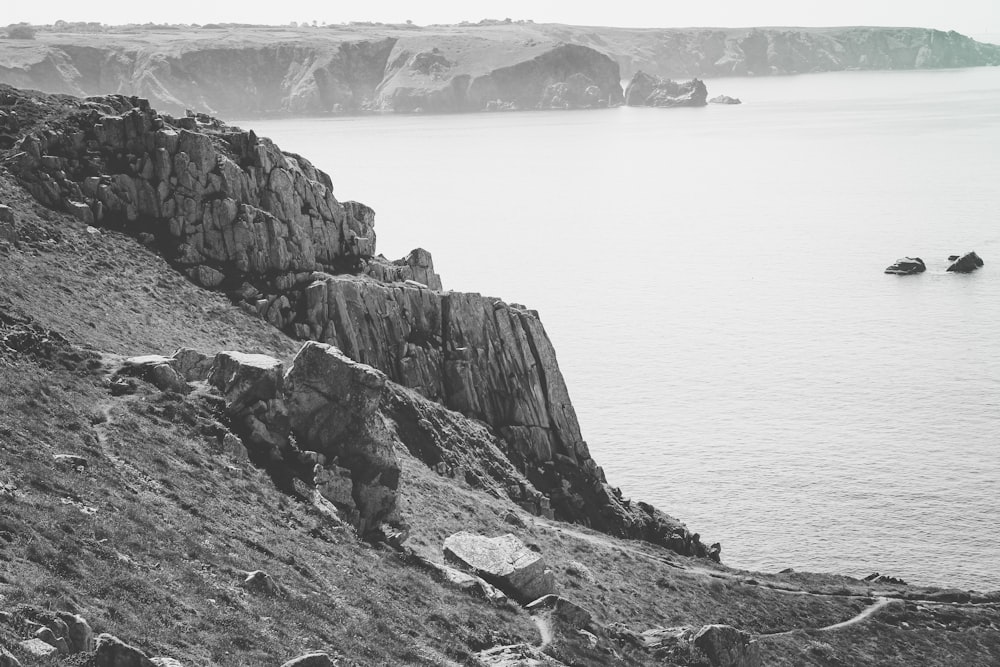 une photo en noir et blanc de quelques rochers et de l’eau