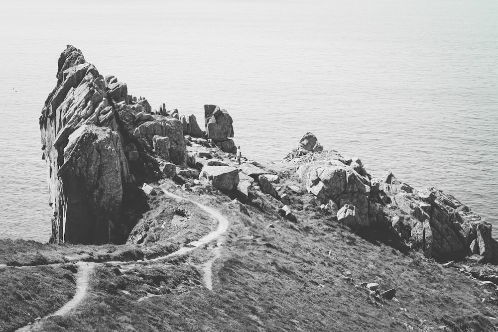 Una foto en blanco y negro de un afloramiento rocoso