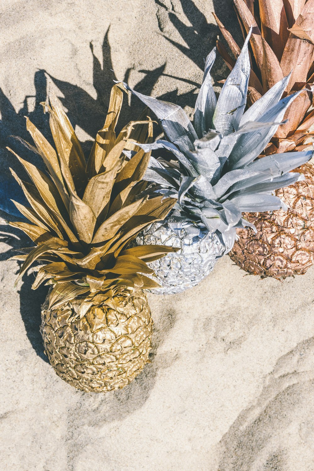 trois ananas sur le sable