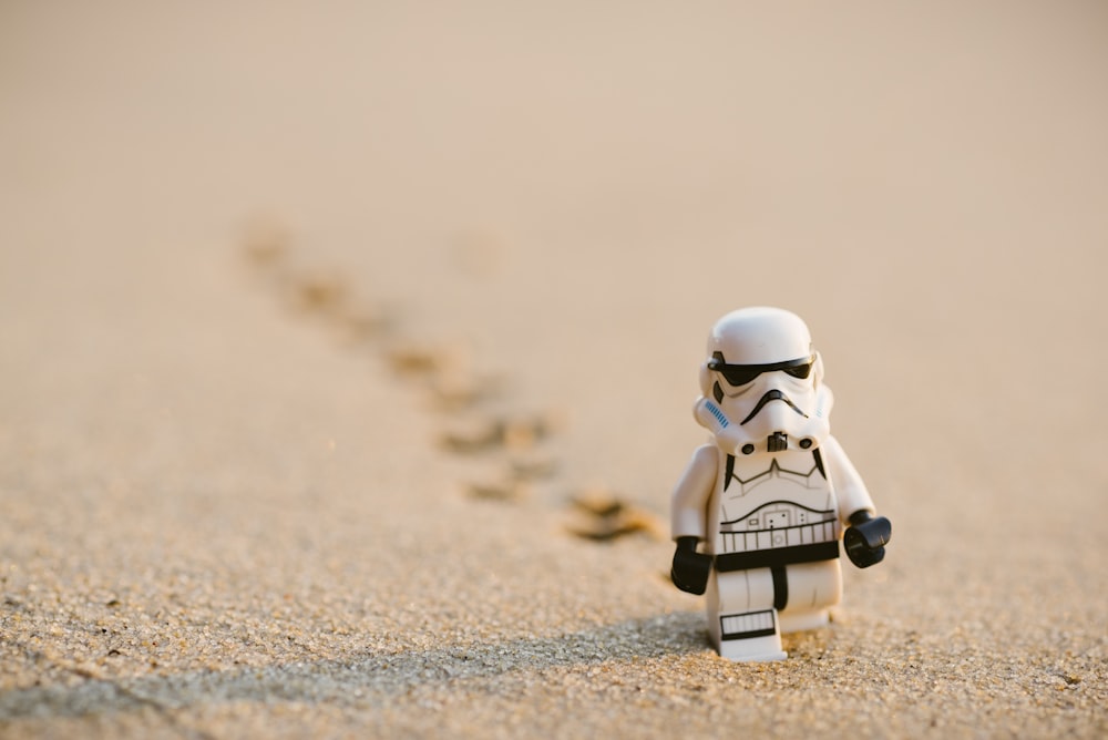 Minifigura de un soldado de asalto caminando sobre la arena