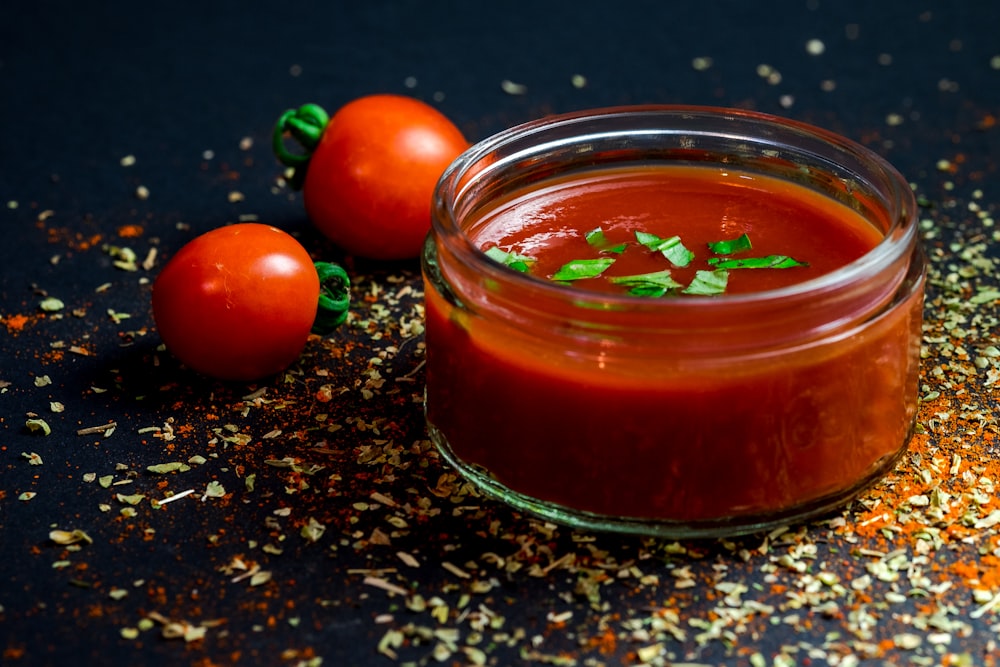 Tomate y puré de tomate con perejil en bol