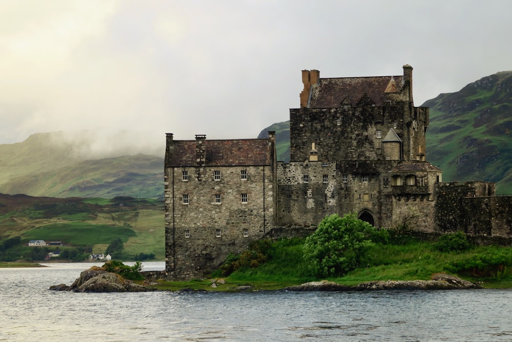 Castillo gris en la orilla