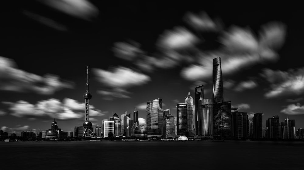 photographie en niveaux de gris Oriental Pearl Tower et bâtiments