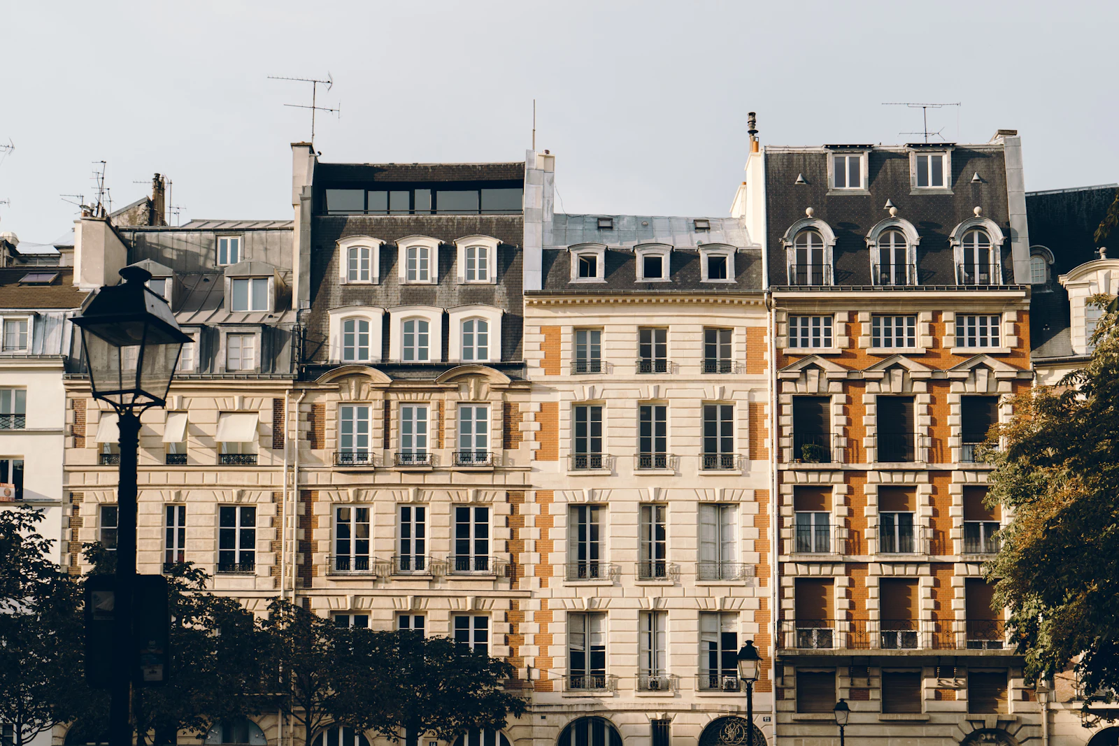 Façade d’immeuble beige vue d’en bas