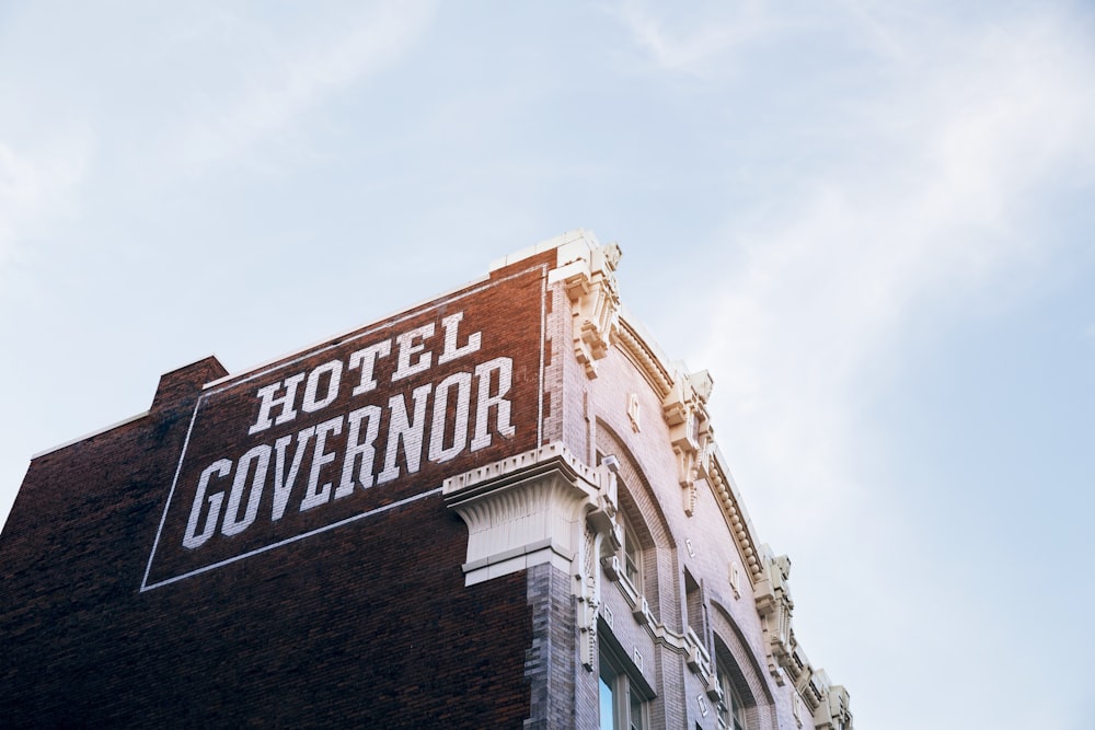 Hotel Governor Gebäude bei Tag Flachwinkelfotografie
